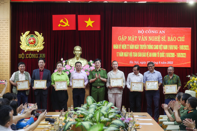 Bộ Công an ặp mặt văn nghệ sĩ, nhà báo tiêu biểu: Nhiều ý kiến tâm huyết về xây dựng lực lượng CAND -0