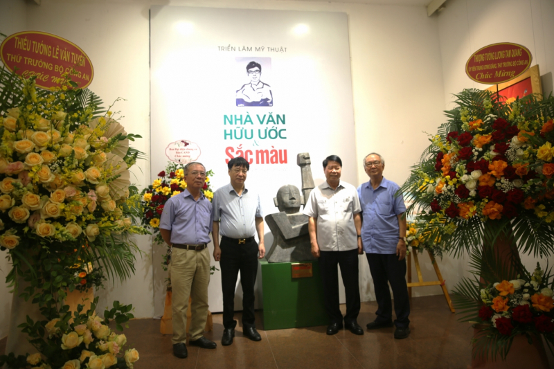 “Nhà văn Hữu Ước và Sắc màu” -0