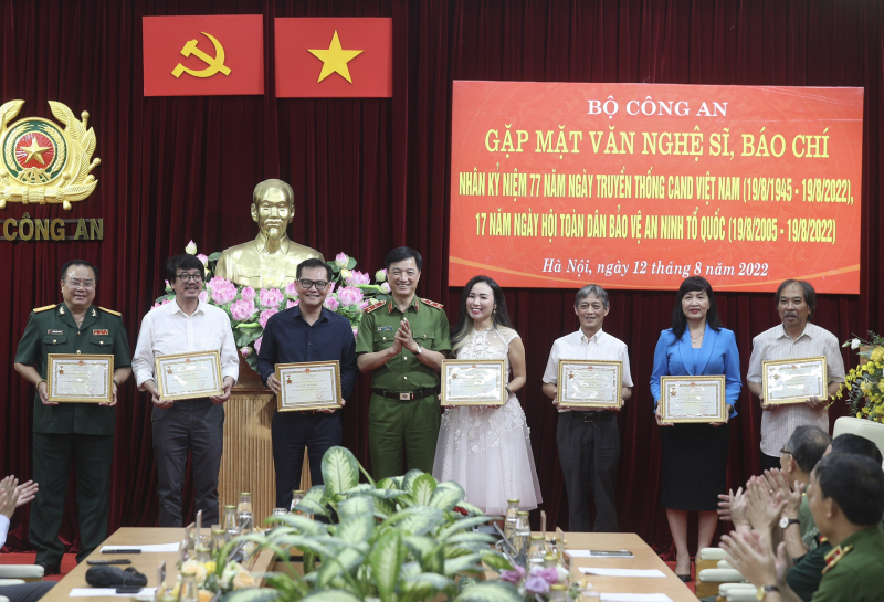 Bộ Công an ặp mặt văn nghệ sĩ, nhà báo tiêu biểu: Nhiều ý kiến tâm huyết về xây dựng lực lượng CAND -0