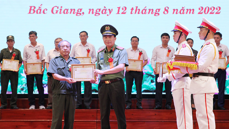 tặng kỷ niệm chương.jpg -0