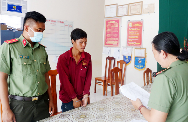 Đưa người qua lại biên giới trái phép để nhận tiền công 500.000 đồng -0