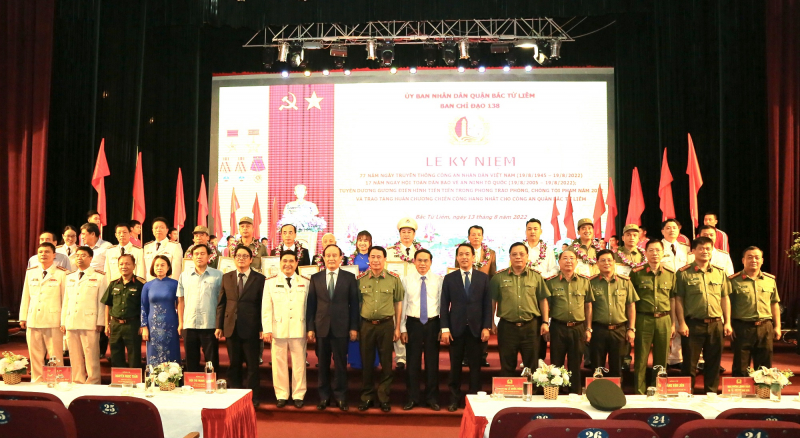 Sôi nổi Ngày hội toàn dân bảo vệ ANTQ và tuyên dương điển hình tiên tiến trong phong trào phòng chống tội phạm -0