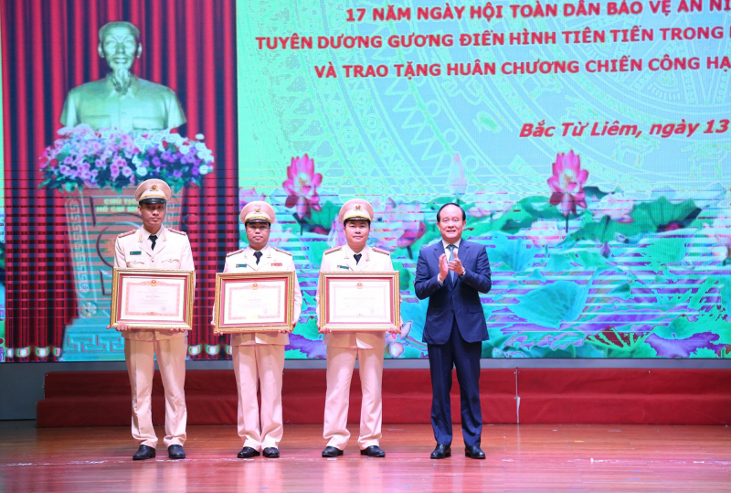 Sôi nổi Ngày hội toàn dân bảo vệ ANTQ và tuyên dương điển hình tiên tiến trong phong trào phòng chống tội phạm -0