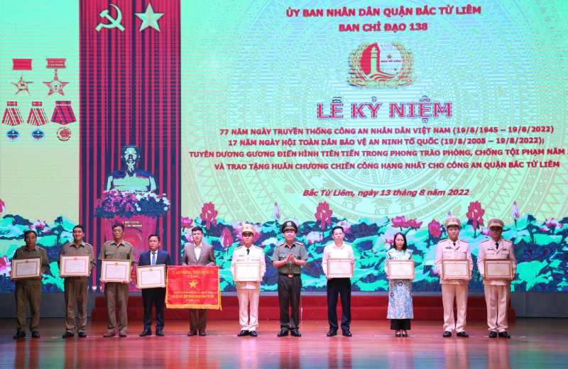 Sôi nổi Ngày hội toàn dân bảo vệ ANTQ và tuyên dương điển hình tiên tiến trong phong trào phòng chống tội phạm -0