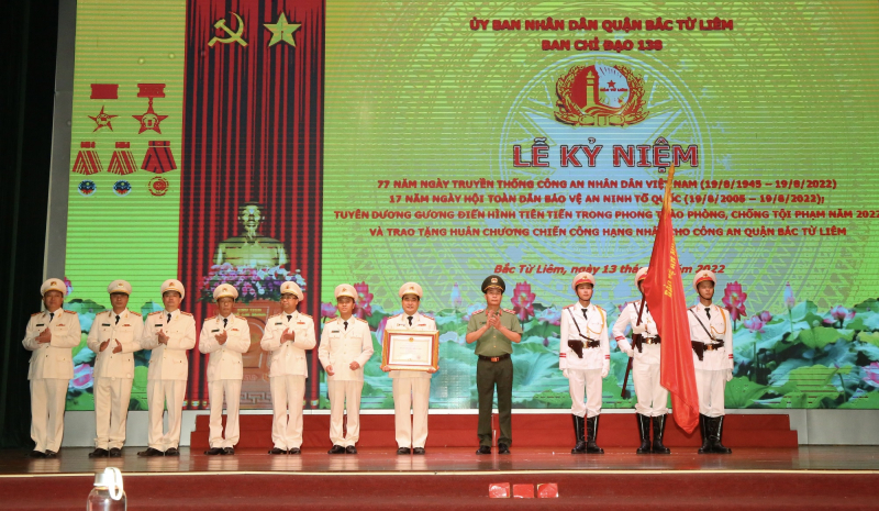 Sôi nổi Ngày hội toàn dân bảo vệ ANTQ và tuyên dương điển hình tiên tiến trong phong trào phòng chống tội phạm -0