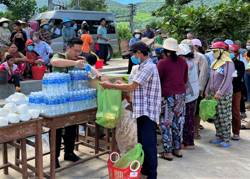 Khám, tư vấn sức khỏe miễn phí cho bà con làng Cam -0