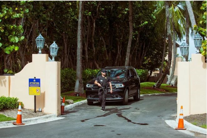 Hé lộ tình tiết mới trong vụ FBI đột kích dinh thự của ông Trump -0