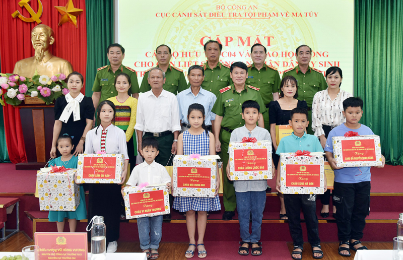 Phần quà ý nghĩa trao tặng con các liệt sỹ trước thềm năm học mới -0