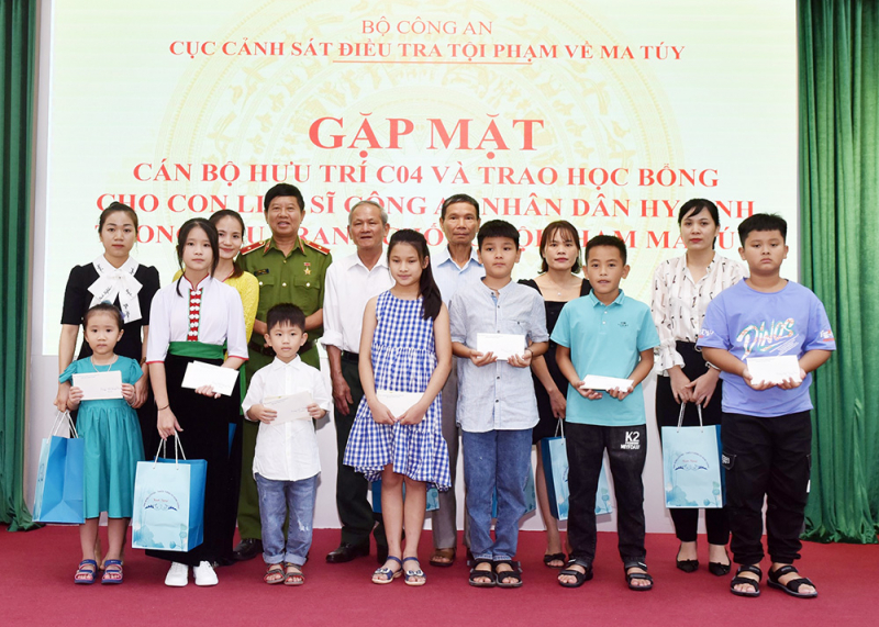 Phần quà ý nghĩa trao tặng con các liệt sỹ trước thềm năm học mới -0