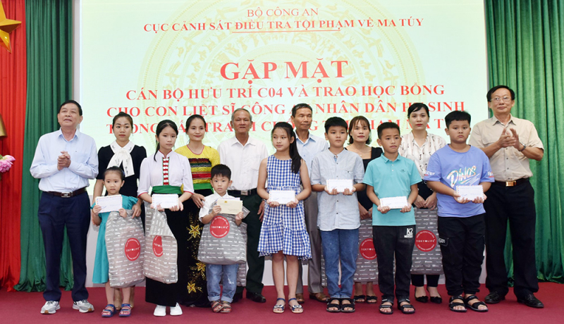 Phần quà ý nghĩa trao tặng con các liệt sỹ trước thềm năm học mới -0