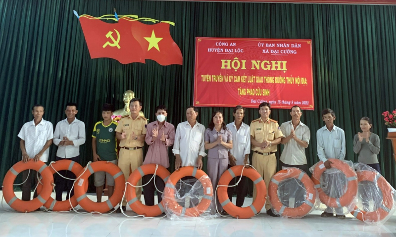 Tuyên truyền an toàn giao thông đường thủy cho người dân vùng “rốn lũ” -0