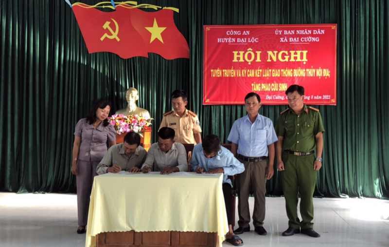 Tuyên truyền an toàn giao thông đường thủy cho người dân vùng “rốn lũ” -0