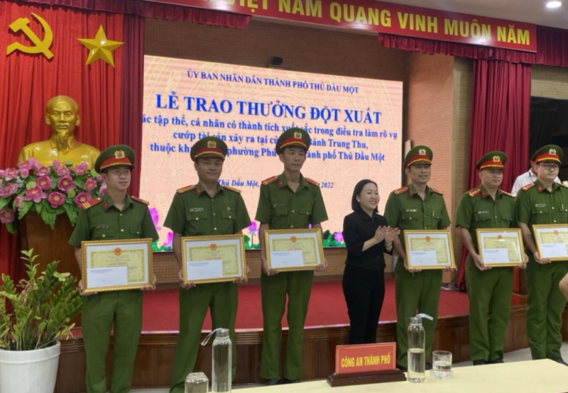 Đối tượng cuối cùng trong vụ “đi ô tô cướp 5 hộp bánh trung thu” ra đầu thú -0