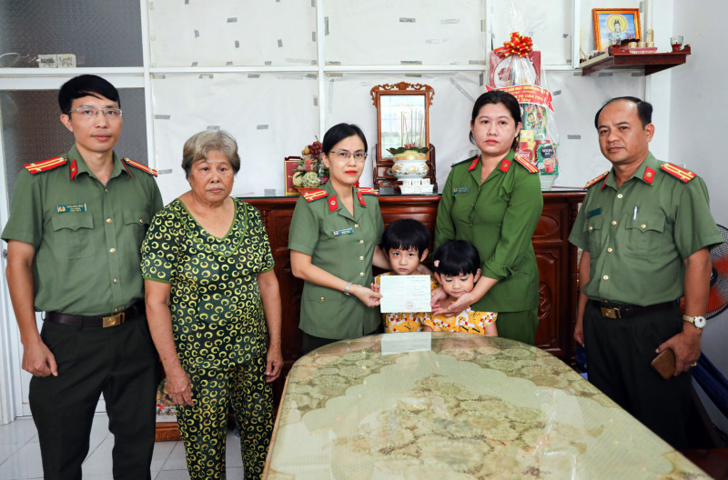 Công an tỉnh Thừa Thiên Huế thăm hỏi CBCS có hoàn cảnh đặc biệt tại TP Cần Thơ -0