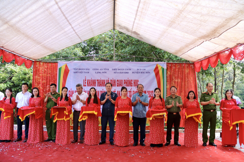 các đồng chí lãnh đạo cắt băng khánh thành và bàn giao phòng học điểm trường thôn noóc mò, xã trấn yên, huyện bắc sơn.jpg -0