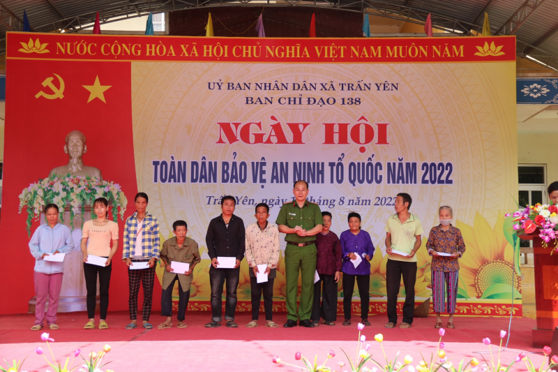 đồng chí trưởng công an huyện bắc sơn tặng quà cho các gia đình chính sách trên địa bàn xã trấn yên.jpg -0