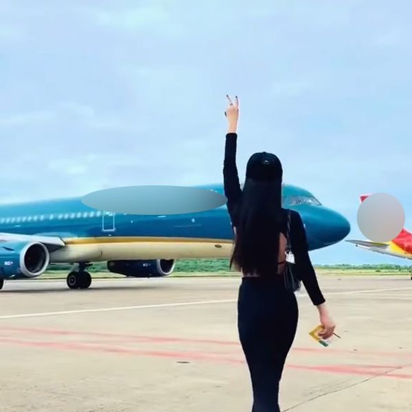 Thêm một khách nữ bị cấm bay vì tạo dáng quay Tiktok ở sân đỗ -0