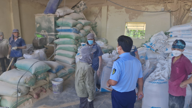 Phát hiện hàng chục tấn cám mỳ trộn bột đá tại Hải Dương -0