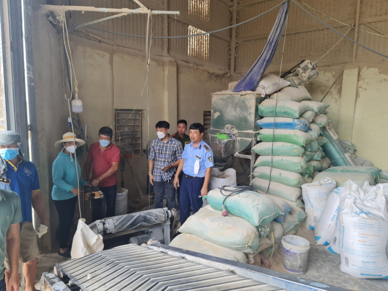 Phát hiện hàng chục tấn cám mỳ trộn bột đá tại Hải Dương -0