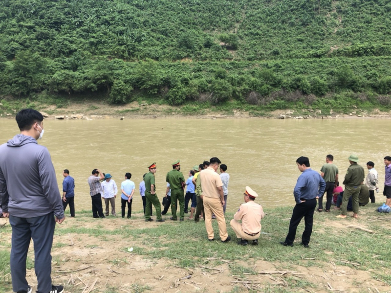 Tìm kiếm nạn nhân cuối cùng trong vụ lật thuyền trên sông Chảy  -0