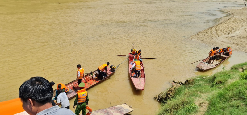 Tìm kiếm nạn nhân cuối cùng trong vụ lật thuyền trên sông Chảy  -0