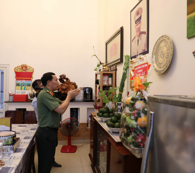 Thứ trưởng Lê Văn Tuyến thăm gia đình các đồng chí cố lãnh đạo Bộ Công an và Ban An ninh Trung ương cục miền Nam -0