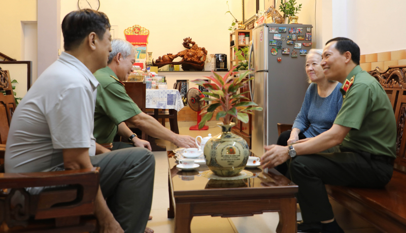 Thứ trưởng Lê Văn Tuyến thăm gia đình các đồng chí cố lãnh đạo Bộ Công an và Ban An ninh Trung ương cục miền Nam -0