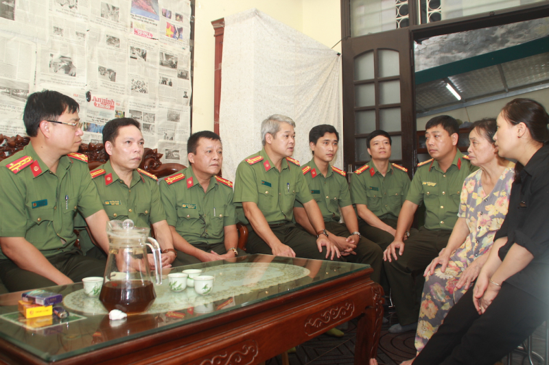 Cục An ninh nội địa thăm hỏi 3 liệt sĩ Công an hy sinh khi tham gia chữa cháy  -0