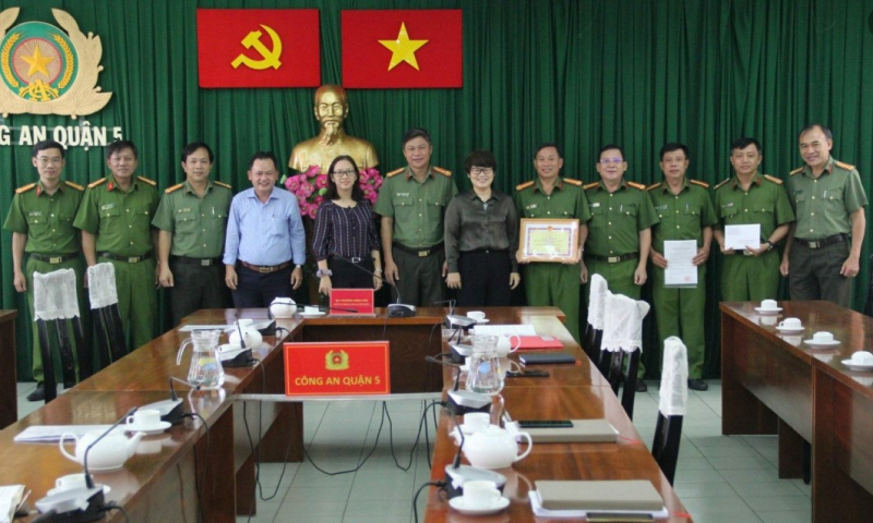 Bắt đối tượng cung cấp ma túy đá luôn thủ theo súng ngắn -0