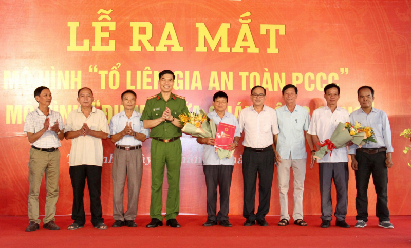 Ra mắt mô hình “Tổ liên gia an toàn PCCC” và “Điểm chữa cháy công cộng” -0