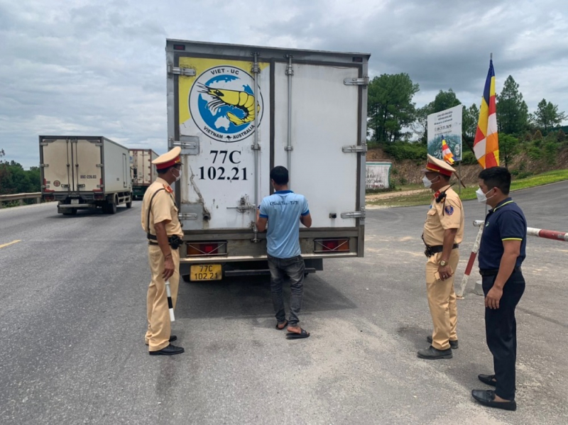 Phát hiện 6.000 bao thuốc lá lậu trên xe chở tôm giống -0