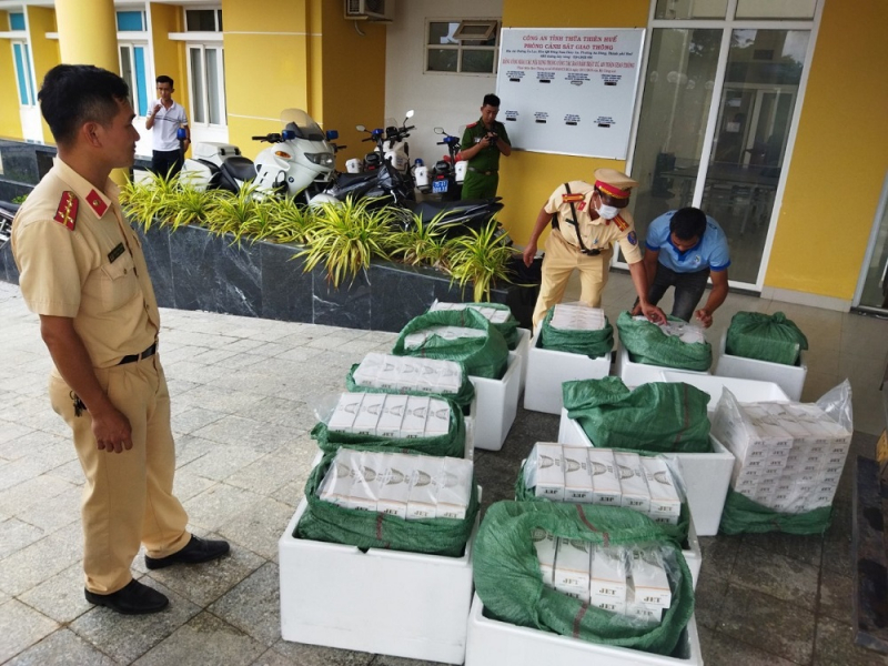 Phát hiện 6.000 bao thuốc lá lậu trên xe chở tôm giống -0