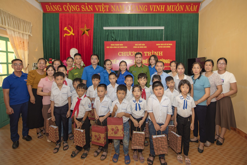 Tuổi trẻ NXB CAND tổ chức chương trình “Tiếp bước em đến trường” -0