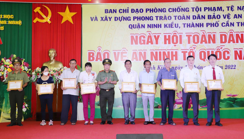 Xây dựng lực lượng Công an cơ sở giỏi nghiệp vụ, gần dân, hiểu dân -0