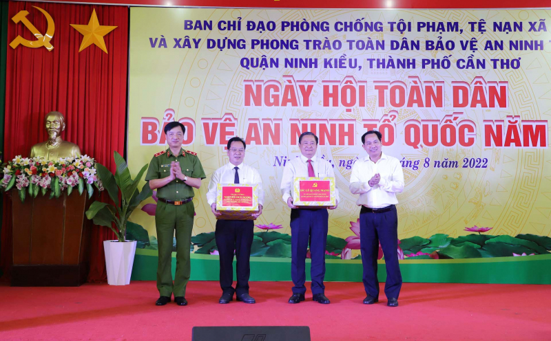 Xây dựng lực lượng Công an cơ sở giỏi nghiệp vụ, gần dân, hiểu dân -0