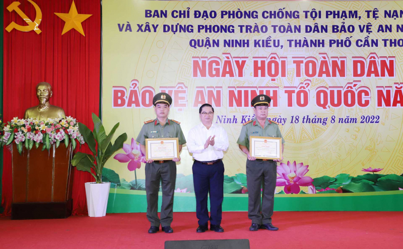 Xây dựng lực lượng Công an cơ sở giỏi nghiệp vụ, gần dân, hiểu dân -2