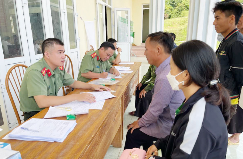 Đến tận xã cấp hộ chiếu cho người dân -0