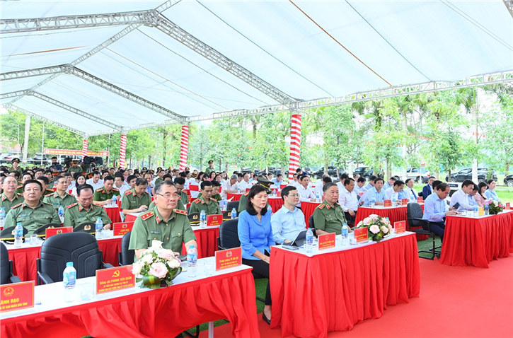 Ministry of Public Security closes program of building 1,400 houses for the poor in Tuyen Quang -0