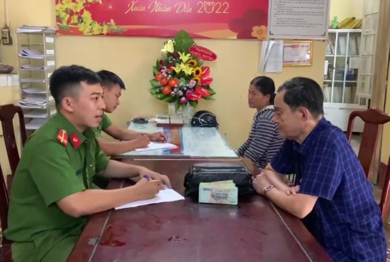 Công an phường ở Huế trao trả 100 triệu đồng cho người đánh rơi -0