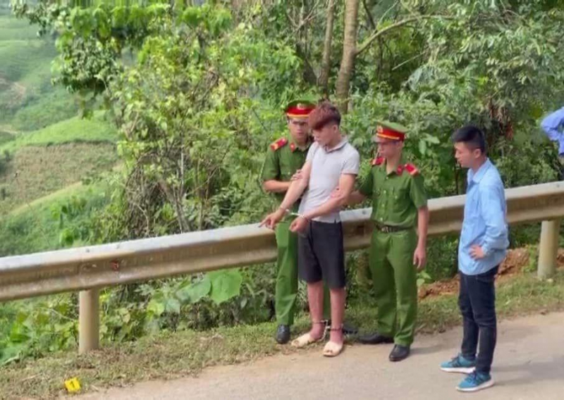 Bắt đối tượng cướp tài sản của cháu bé bán rau 9 tuổi -0