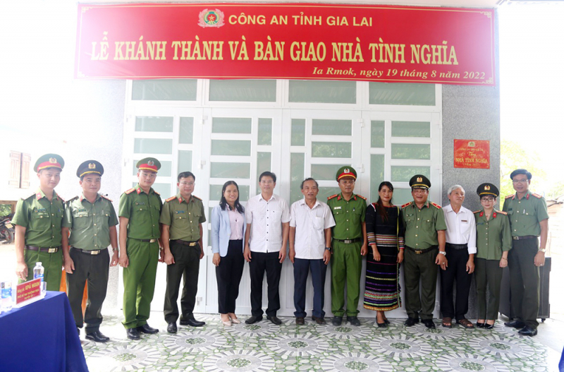 Công an Gia Lai trao nhà tình nghĩa cho cán bộ Công an xã có hoàn cảnh đặc biệt khó khăn -0