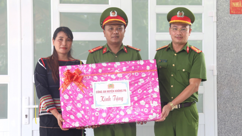 Công an Gia Lai trao nhà tình nghĩa cho cán bộ Công an xã có hoàn cảnh đặc biệt khó khăn -0