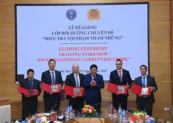 Bế giảng lớp bồi dưỡng chuyên đề 