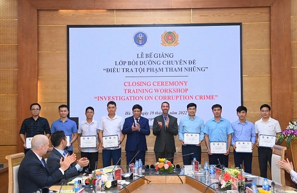 Bế giảng lớp bồi dưỡng chuyên đề 