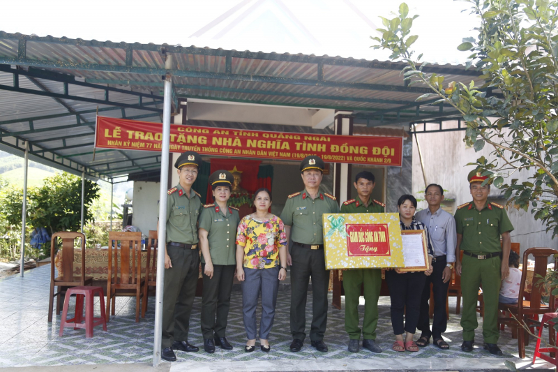 Quảng Ngãi trao tặng 2 nhà nghĩa tình đồng đội -0