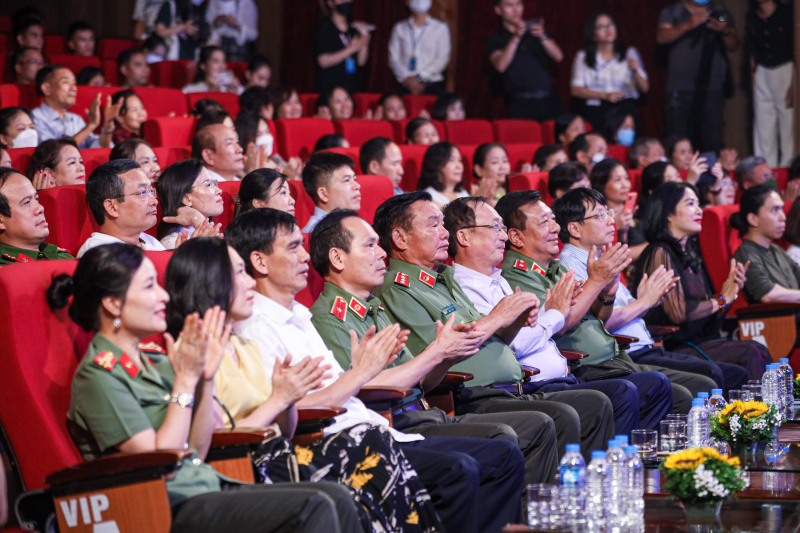 Chương trình nghệ thuật “Những người con của nhân dân”: Tri ân sâu sắc cán bộ, chiến sĩ Công an đã cống hiến, hy sinh vì bình yên cuộc sống -0