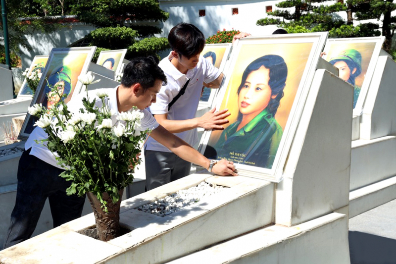 Xem ảnh truyền thần của 10 liệt nữ TNXP Ngã ba Đồng Lộc -0