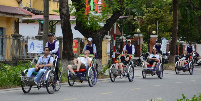 TP Huế mạnh tay xử lý nạn “cò” du lịch, xích lô “chặt chém” -0