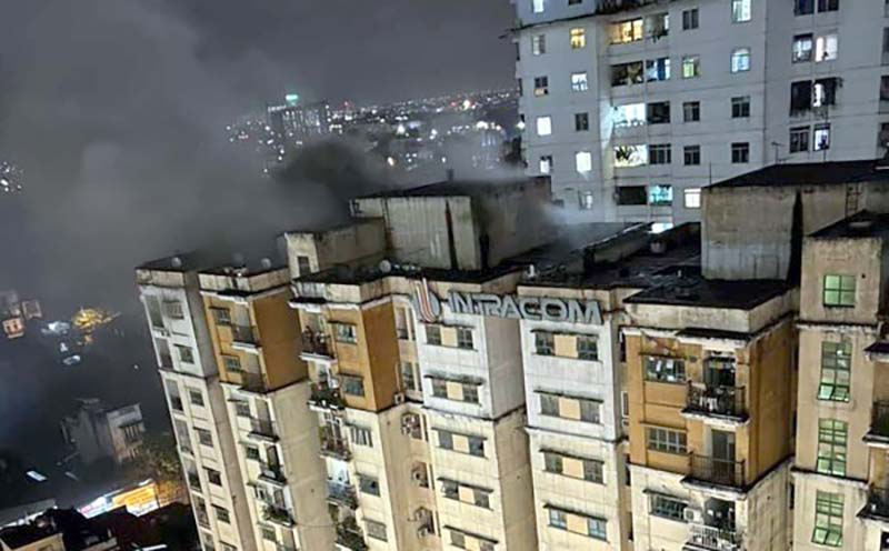 Hà Nội: Cứu và hướng dẫn nhiều người thoát khỏi vụ cháy chung cư cao tầng -0