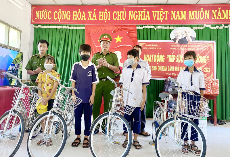 Công tỉnh Bạc Liêu tặng quà người dân và học sinh khó khăn  -2